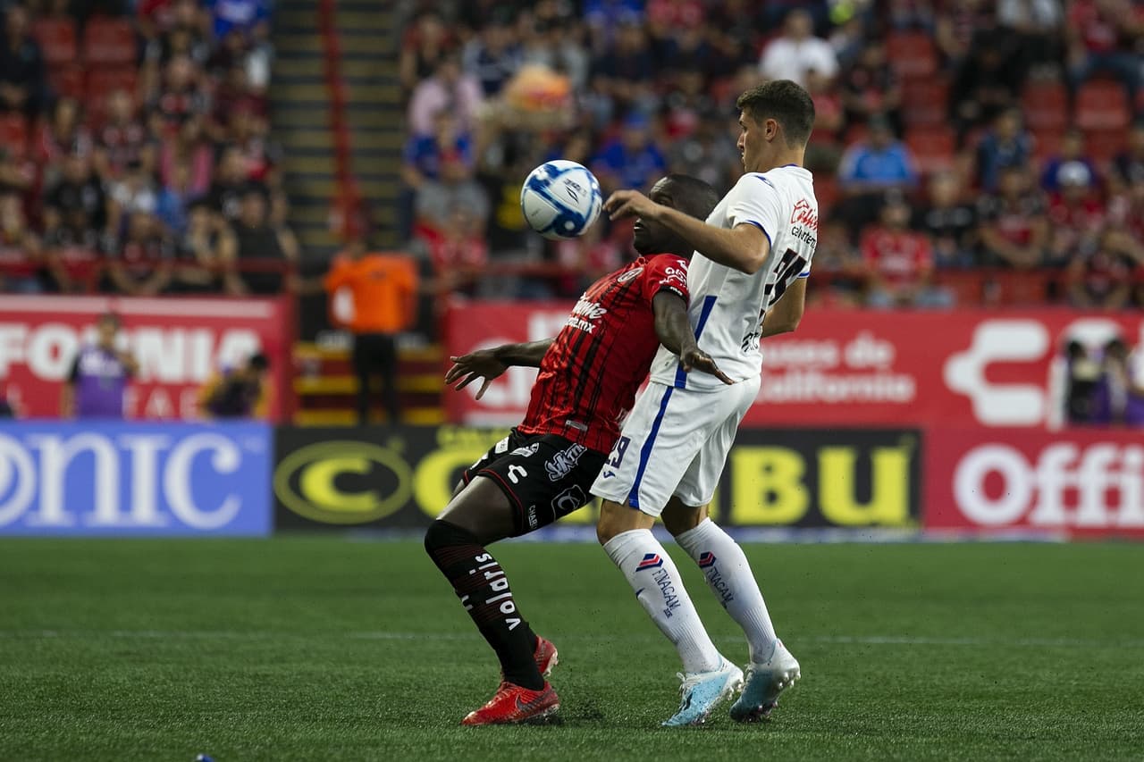 Con goles de Velázquez, Balanta y 'Cubo' Torres, Xolos remontó de último minuto para arrebatarle los tres puntos a Cruz Azul. Aguilar y Yotún anotaron para La Máquina.