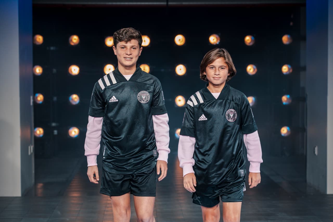 Axel Pérez y Fernando Sánchez -jugadores de la academia de Inter Miami- tuvieron el honor de presentar la primera playera alternativa del club del sur de Florida.