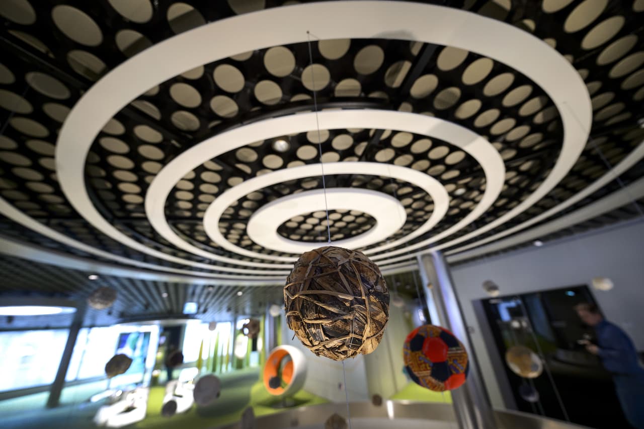 El recinto se ubica en Zúrich, Suiza y abrirá sus puertas el 28 de febrero donde los aficionados al balompié podrán atestiguar la evolución del fútbol internacional además de disfrutar de un universo multimedia interactivo y experimentar las emociones que despierta el fútbol.