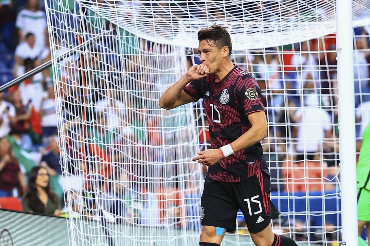 Los equipos de Héctor Moreno en 14 años fuera de México