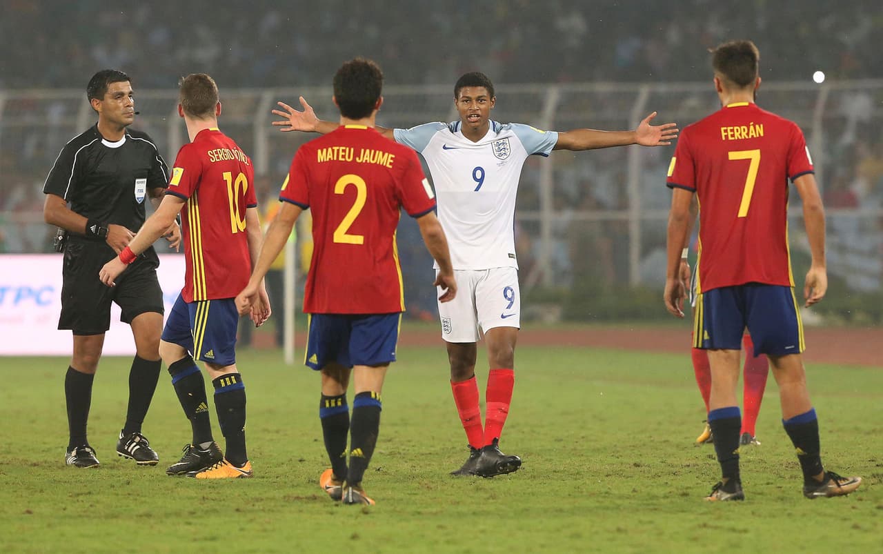 Rhian Brewster hace su camino en las juveniles del Liverpool, destacándose por sus goles y agilidad.