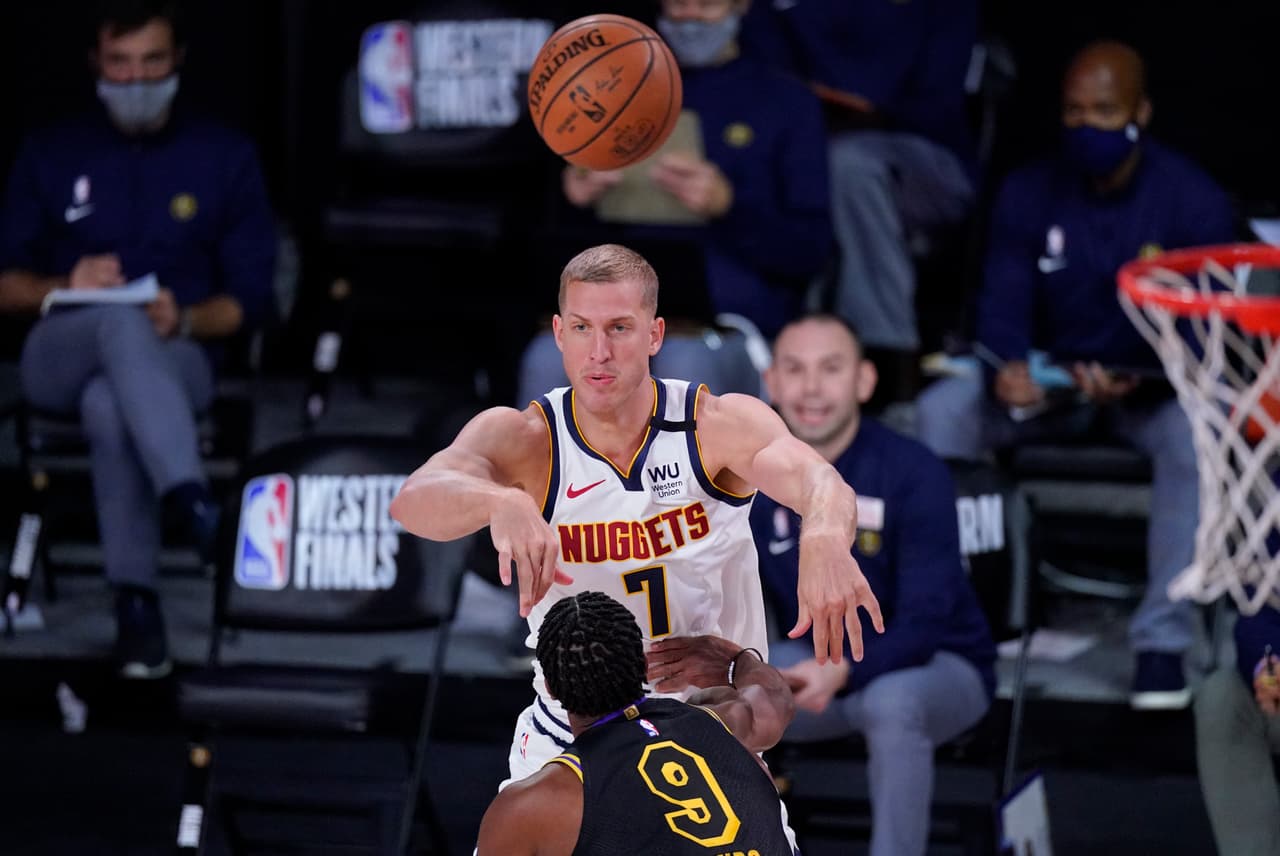 Anthony Davies anota 31 puntos y encesta la canasta que le da el triunfo a los Lakers 103-105 sobre los Denver Nuggets.