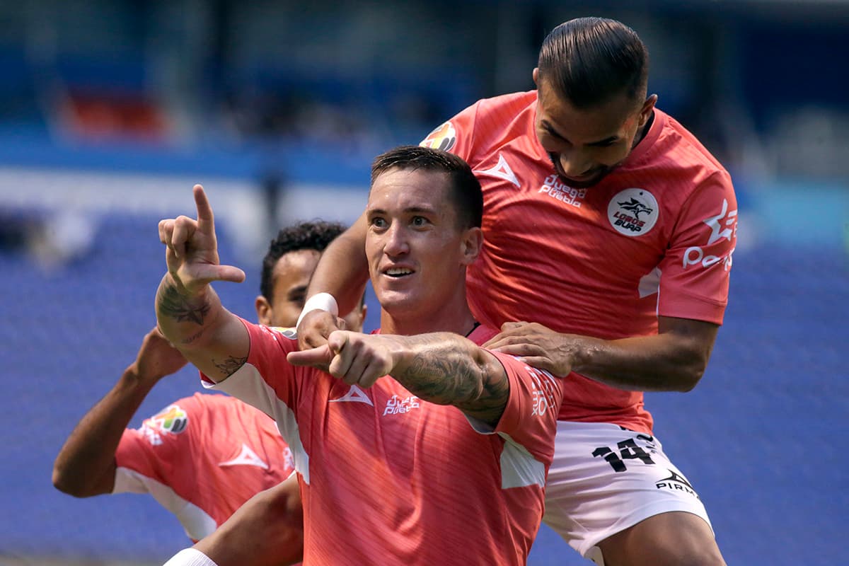 Leonardo Ramos (centro) abrió el marcador para Lobos BUAP al minuto 39 del juego en el Estadio Cuauhtémoc.