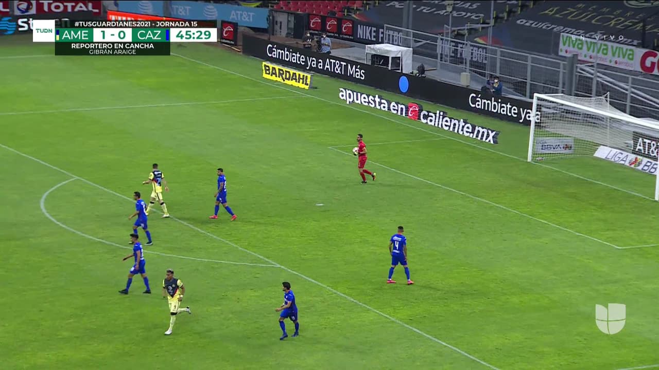 ¡TIRO ATAJADO! disparo por Roger Martínez.