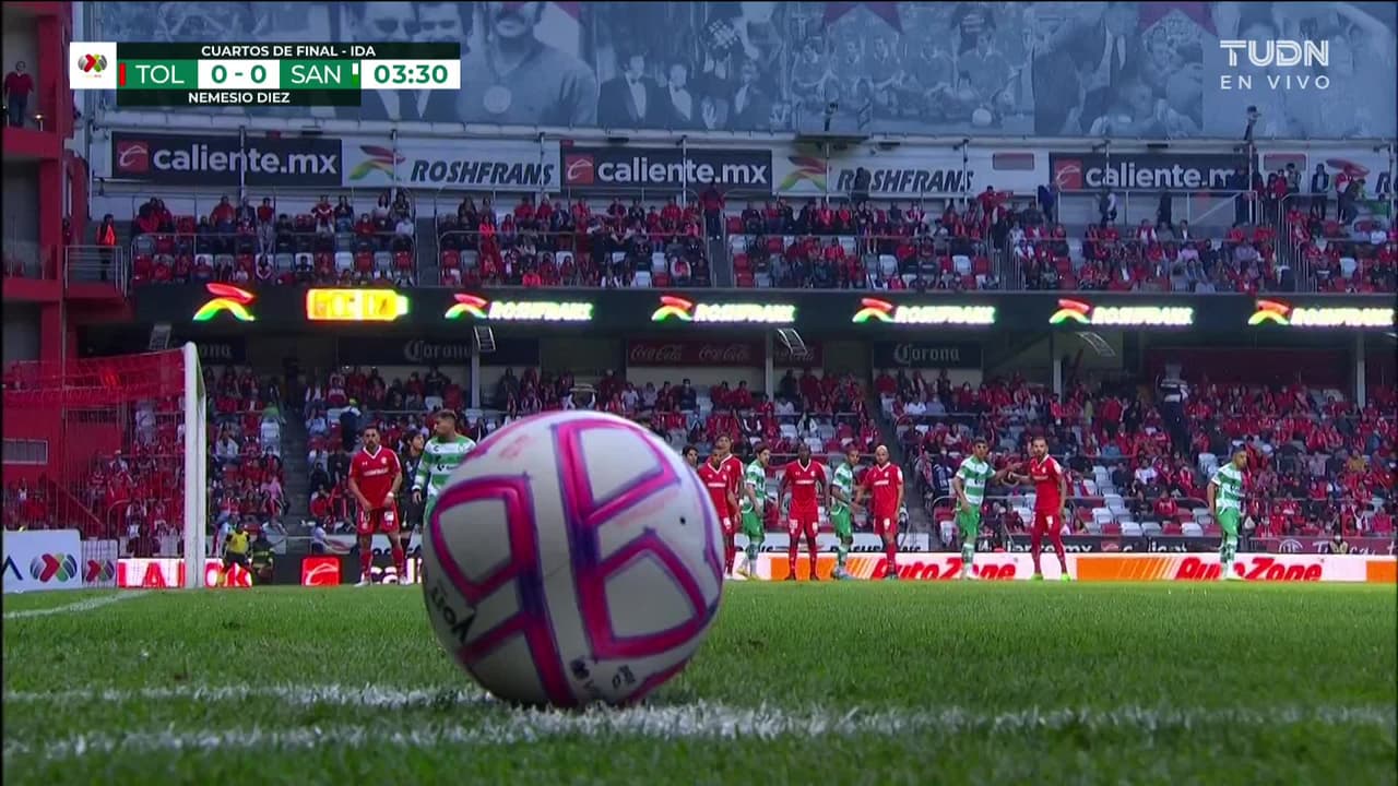 ¡GOL!  anota para Toluca. Carlos González
