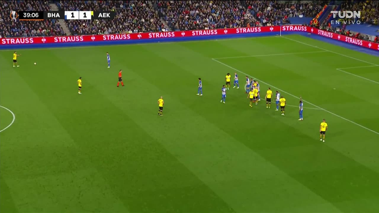 ¡GOL!  anota para AEK Athens. Mijat Gacinovic