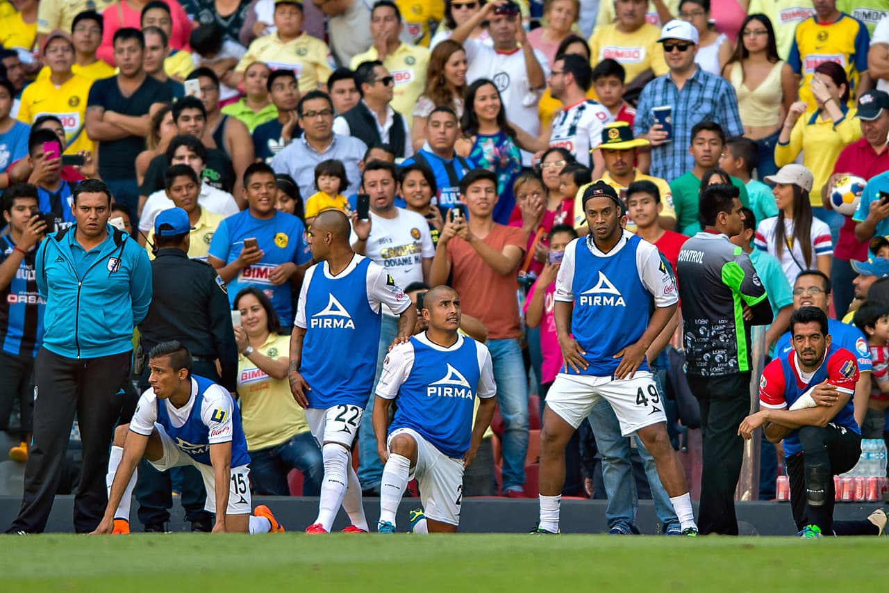 <b>Listo para ingresar</b>
<br>En el calentamiento previo a su ingreso al campo, se notaba entusiasmado.