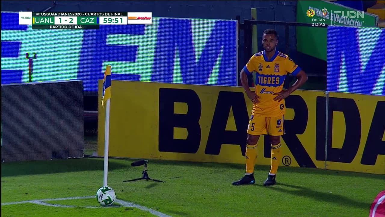 ¡CERCA! Guido Pizarro disparó que se estrella en el poste.