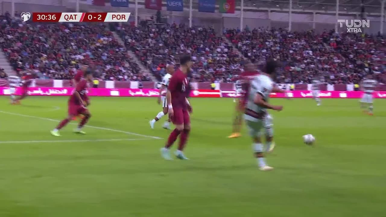 ¡TIRO ATAJADO! disparo por Rúben Neves.