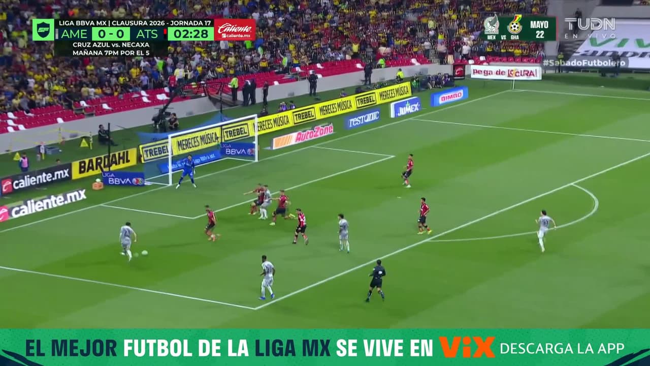 América llega con peligro en los primeros minutos, pero Veiga no logra mandar un buen centro