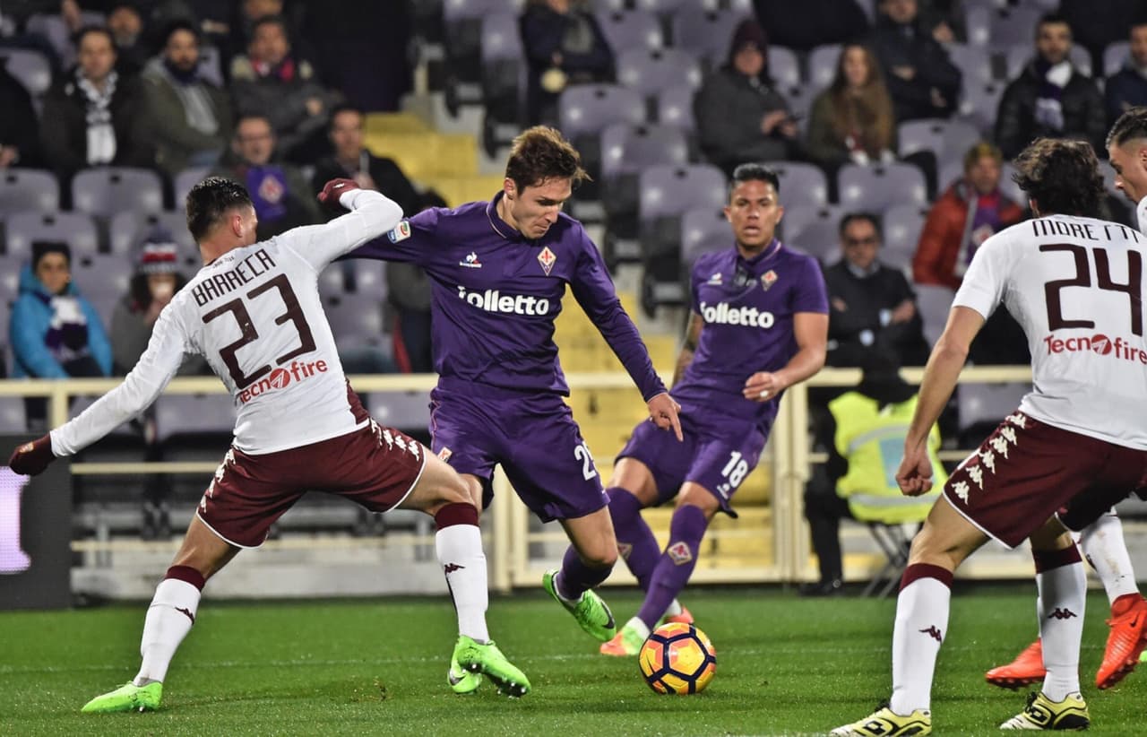 Uno de los mejores jugadores en ataque de la Fiorentina, Federico Chiesa, elude a a Antonio Barreca (Torino) en el mediocampo.