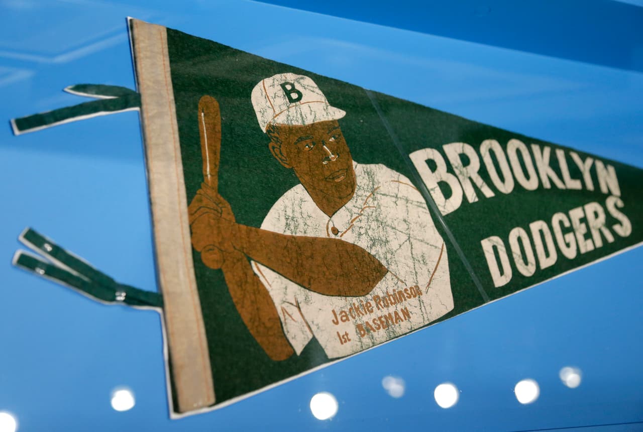 Robinson jugó con Brooklyn Dodgers hasta 1959 y en su temporada de arranque era agredido por los rivales y hasta algunos compañeros, pero soportó en silencio y se ganó el respeto de la MLB.