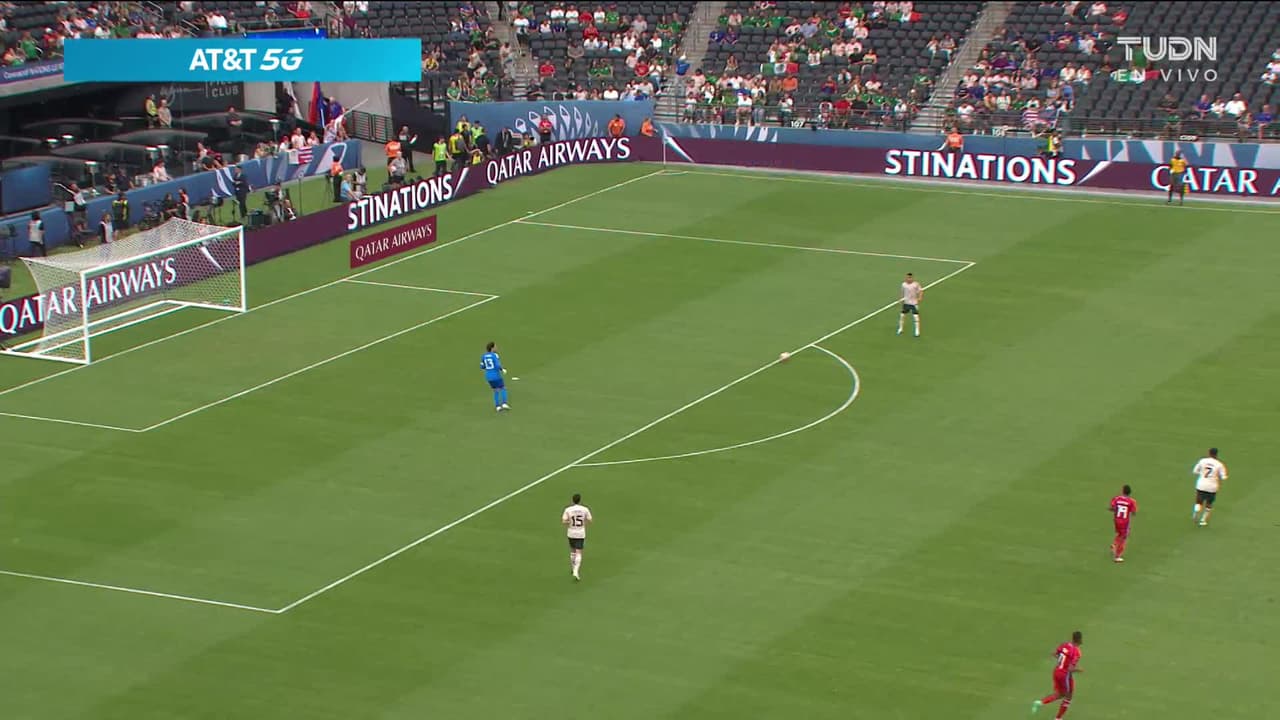 Arranca el partido y la pelota está en juego.