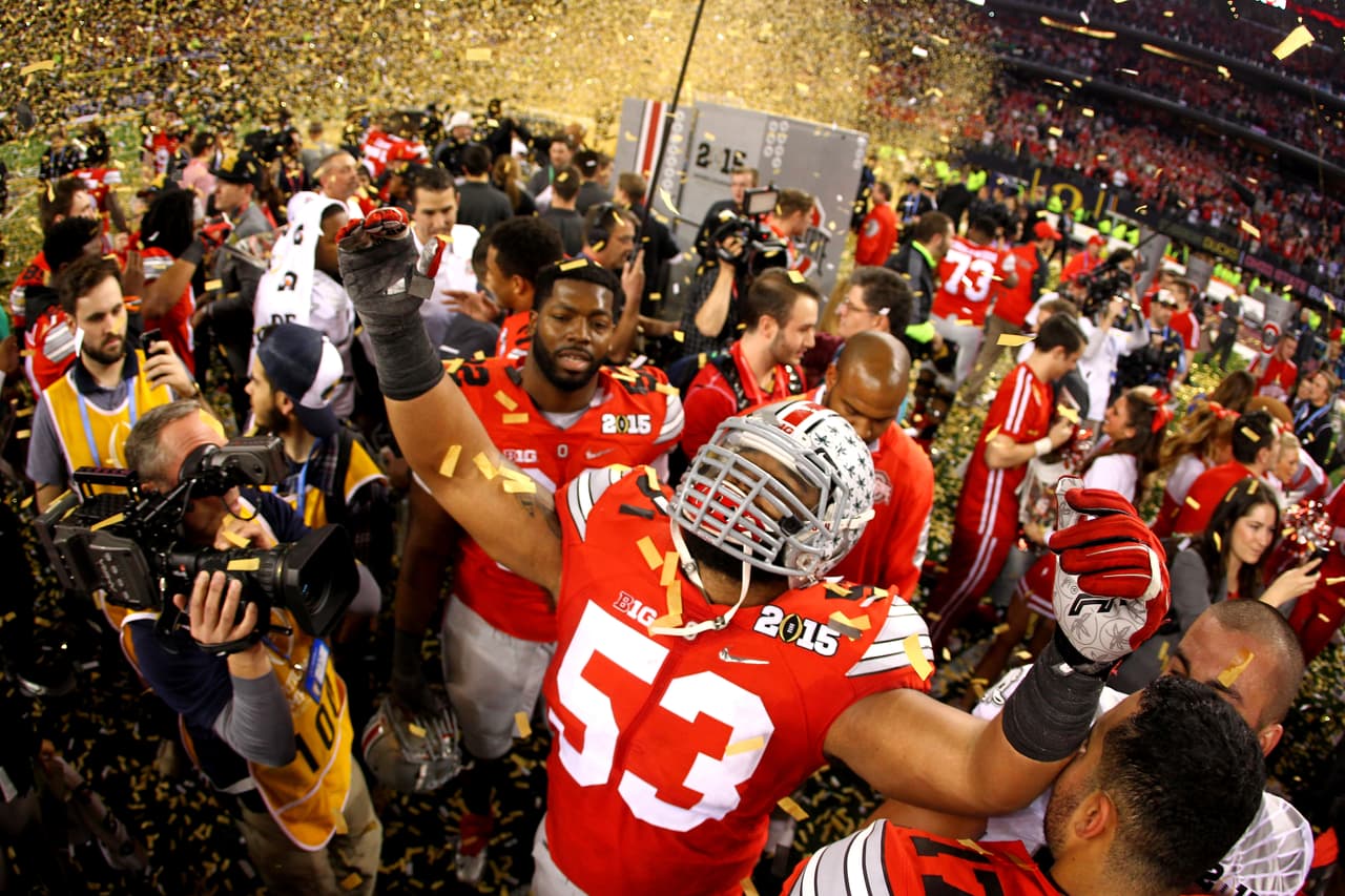 Los jugadores de Ohio State celebran en medio de una lluvia de confeti dorado el campeonato colegial de la NCAA al vencer a Oregon en una final de sorpresas.
