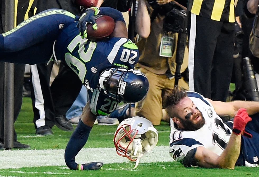 El jugador Jeremy Lane de los Seattle Seahawks sufre una tremenda fractura en el brazo izquierdo durante el Super Bowl XLIX.