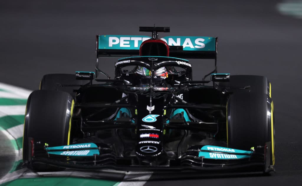El mexicano Sergio Pérez finalizó en la novena posición de la Q2 en una complicada sesión para la escudería Red Bull dónde Max Verstappen terminó en el cuarto sitio. El siete veces campeón del mundo inglés Lewis Hamilton de Mercedes fue el más rápido este viernes, por delante de su compañero finlandés Valtteri Bottas, en el segundo entrenamiento libre para el Gran Premio de Arabia Saudí, el vigésimo primero y penúltimo del Mundial de Fórmula Uno, que se disputa en el circuito urbano.