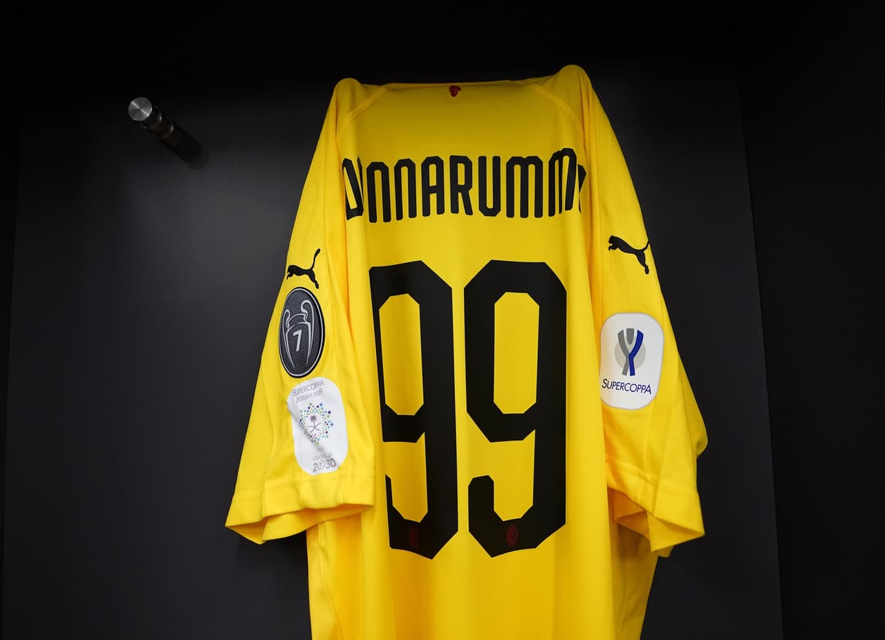 Gigi Donnarumma luce el 99 con el AC Milan desde su debut. Nació en 1999.