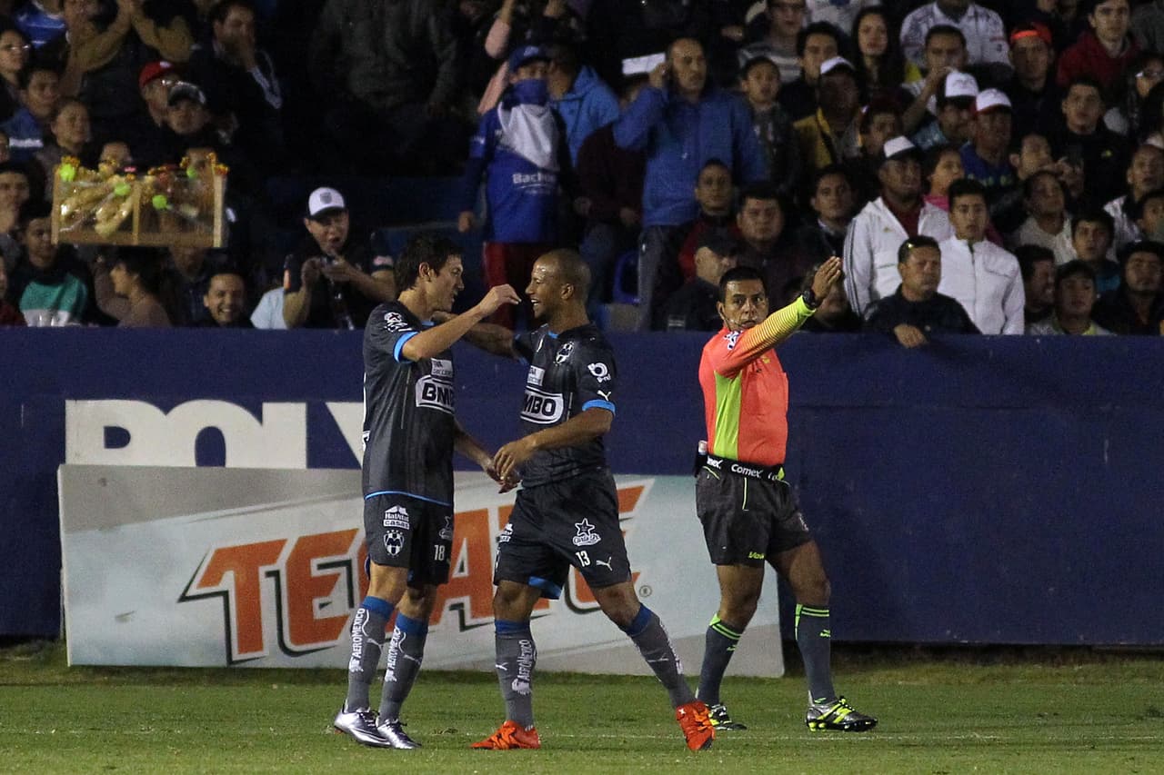 Monterrey festeja uno de los goles ante Celaya.