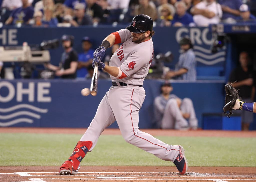 Mitch Moreland, primera base de los Boston Red Sox, conectó tres hits y anotó tres carreras en el partido de hoy en Rogers Centre.