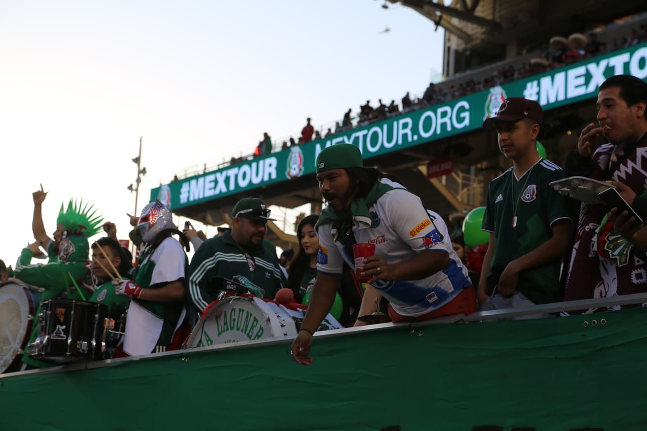 Seguimiento gráfico de los trabajos en cancha de los jugadores, las características del escenario y hasta la alegría de los asistentes en el Levi's Stadium en el partido de México contra Islandia.
