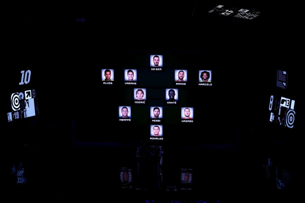 La alineacion tiene a cuatro defensas, dos volantes de primera línea y tres hombres más adelante, con uno en punta definitdo.