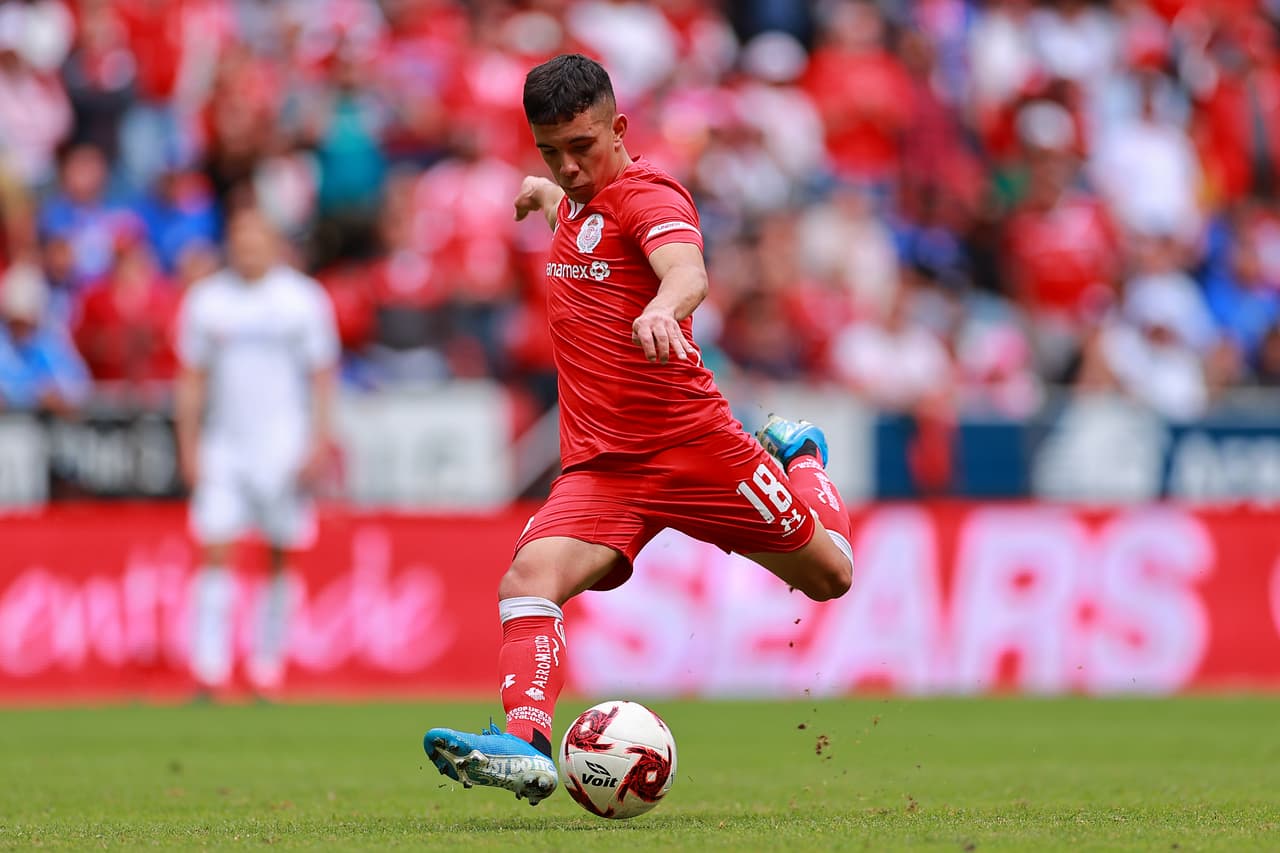 TOLUCA, MEXICO - FEBRUARY 02: Leonardo Fernandez #18 of Toluca kicks the ball during the 4th round match between Toluca and Cruz Azul as part of the Torneo Clausura 2020 Liga MX at Nemesio Diez Stadium on February 02, 2020 in Toluca, Mexico. (Photo by Hector Vivas/Getty Images)