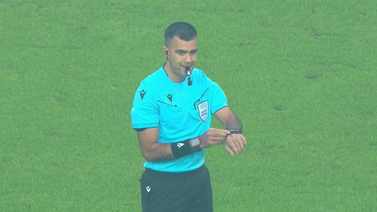 Arranca el partido y la pelota está en juego.