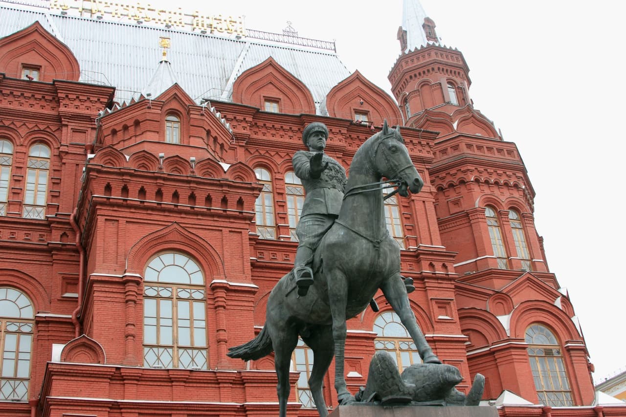 En la Plaza Roja se encuentra una imponente estatua que conmemora a los generales del Ejército Rojo que peleó en la Segunda Guerra Mundial y evitó la invasión de la Alemania nazi. Este lugar fue uno de los centros de celebración de aficionados mexicanos tras la victoria sobre los teutones en esta Copa del Mundo.
