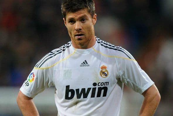 Xabi Alonso dejó el fútbol inglés para fichar con el Real Madrid por una transferencia de 35 millones de euros.