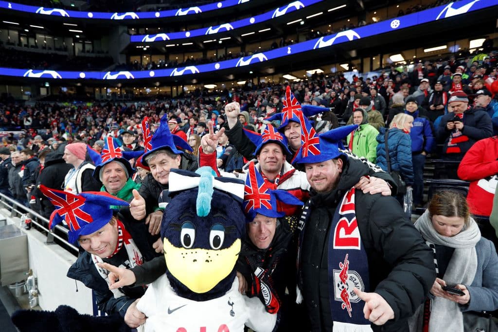 El color de la Champions League lo pone la afición en las gradas para la ida de los octavos de final.