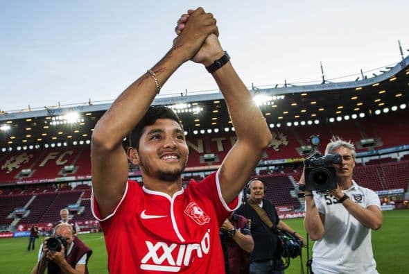 Jesús Corona, el “Tecatito” debe aprovechar el buen momento que vive con el Twente de Holanda, al parecer el primer año de estancia en el viejo continente le sirvió para madurar y poner los pies en la tierra.