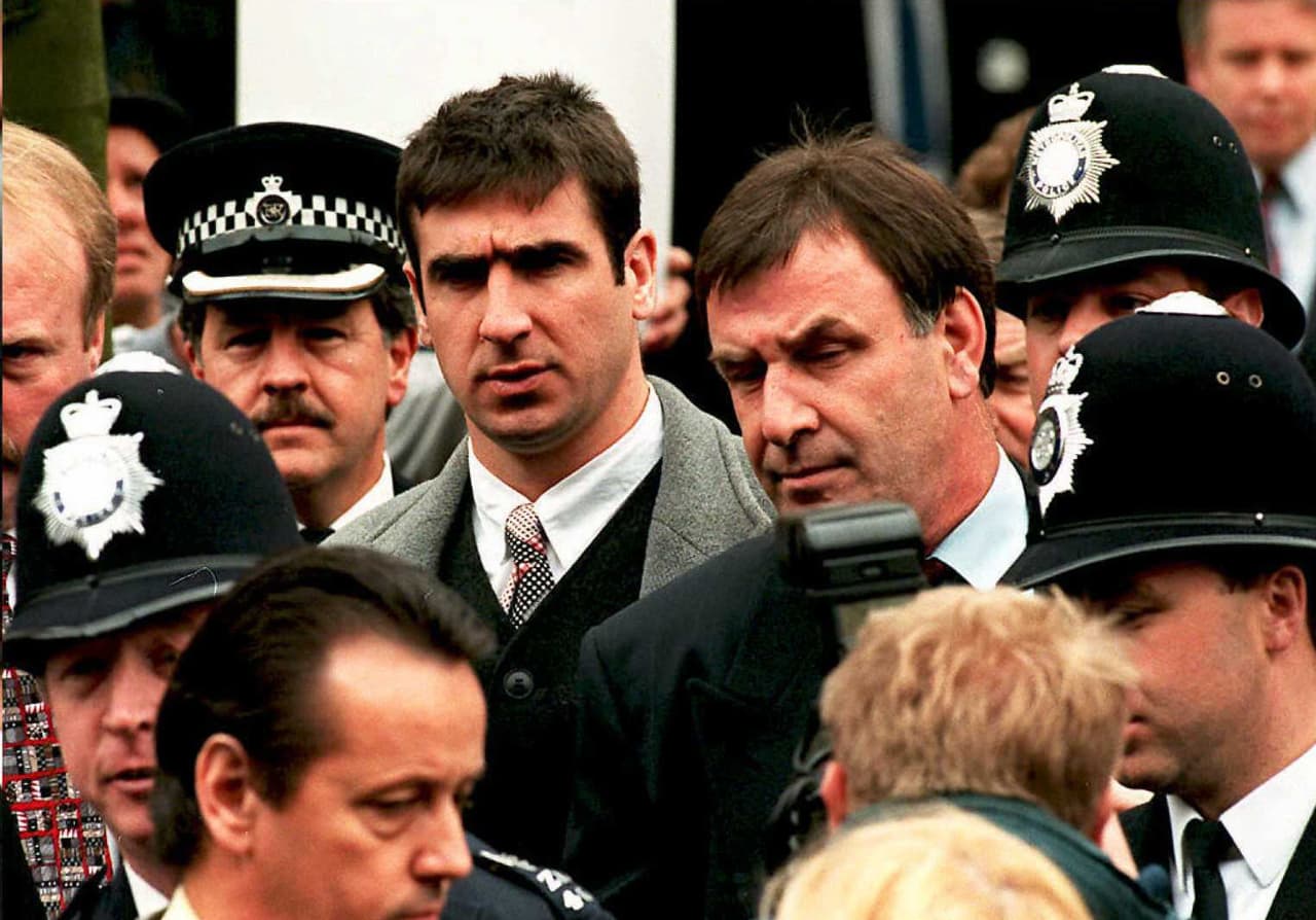 Además de su calidad que desplegó en el Manchester United, Eric Cantona también se vio envuelto en escándalos por su violento comportamiento. Estuvo metido en problemas legales en Inglaterra en repetidas ocasiones.