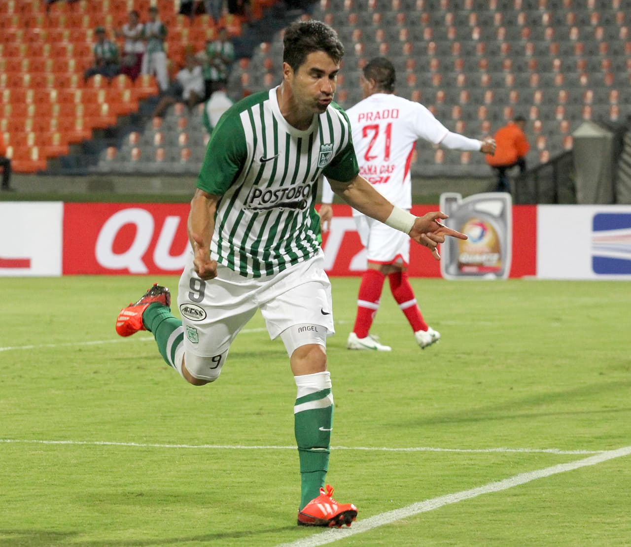 Otro de los goleadores letales fue Juan Pablo Ángel. Se fue muy joven para River Plate, pasó por Inglaterra y Estados Unidos para regresar al equipo de sus amores. Logró una Liga y la Interamericana en su primera etapa. Al volver logró 3 Ligas y una Copa Colombia.
