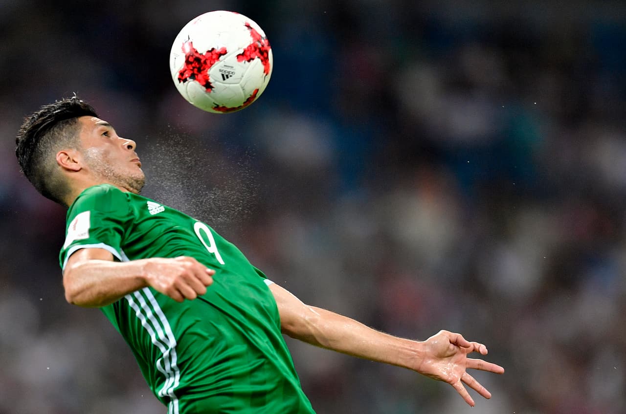 La situación de 'Chicharito' es la misma de varios jugadores y es así como el partido contra Portugal es una nueva vitrina.