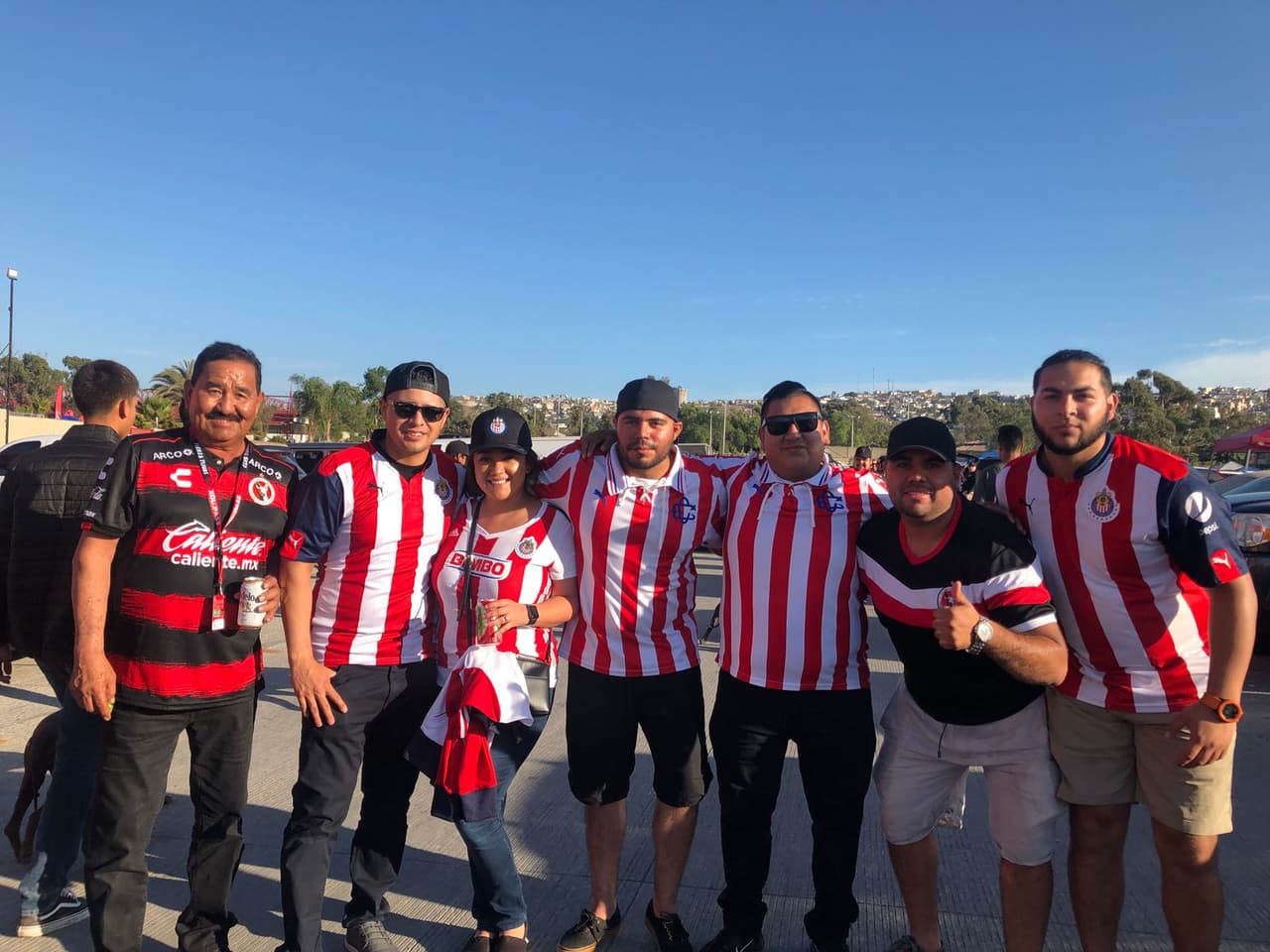 Los aficionados de Xolos de Tijuana y Chivas de Guadalajara se reunen en las afueras del estadio a pocos minutos del partido por la jornada 1 del Apertura 2018 de la Liga MX.