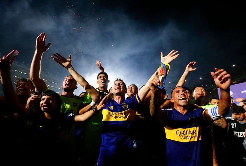 Todos cantando al ritmo de La Doce 'Boca campeón'.