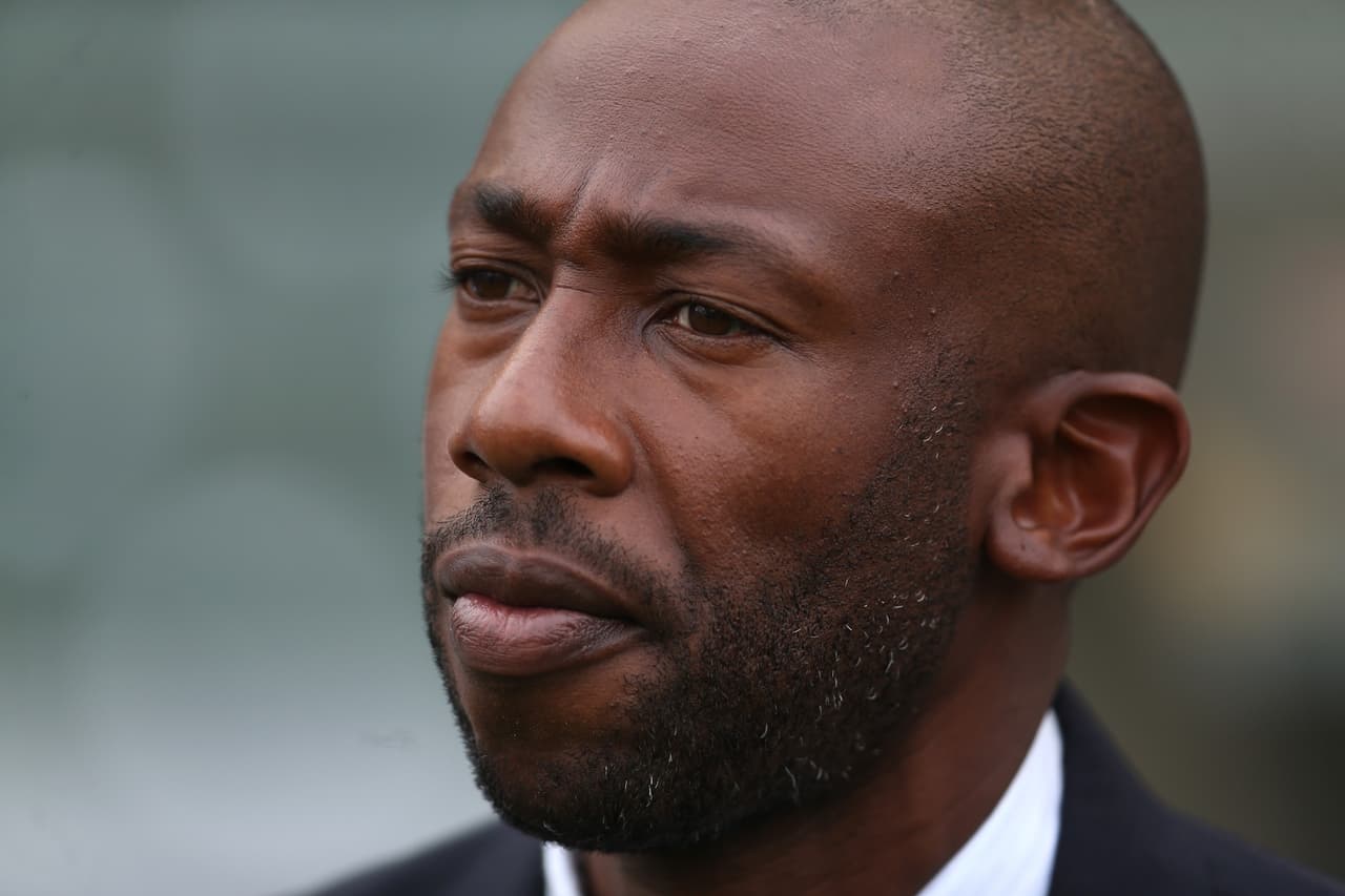 Una situación parecida sucedió con Paulo Wanchope que en un duelo de la categoría Sub 23 perdió los estribos y terminó a los golpes con un elemento de seguridad, eso le costó dejar el cargo como entrenador de la Selección Nacional de Costa Rica.