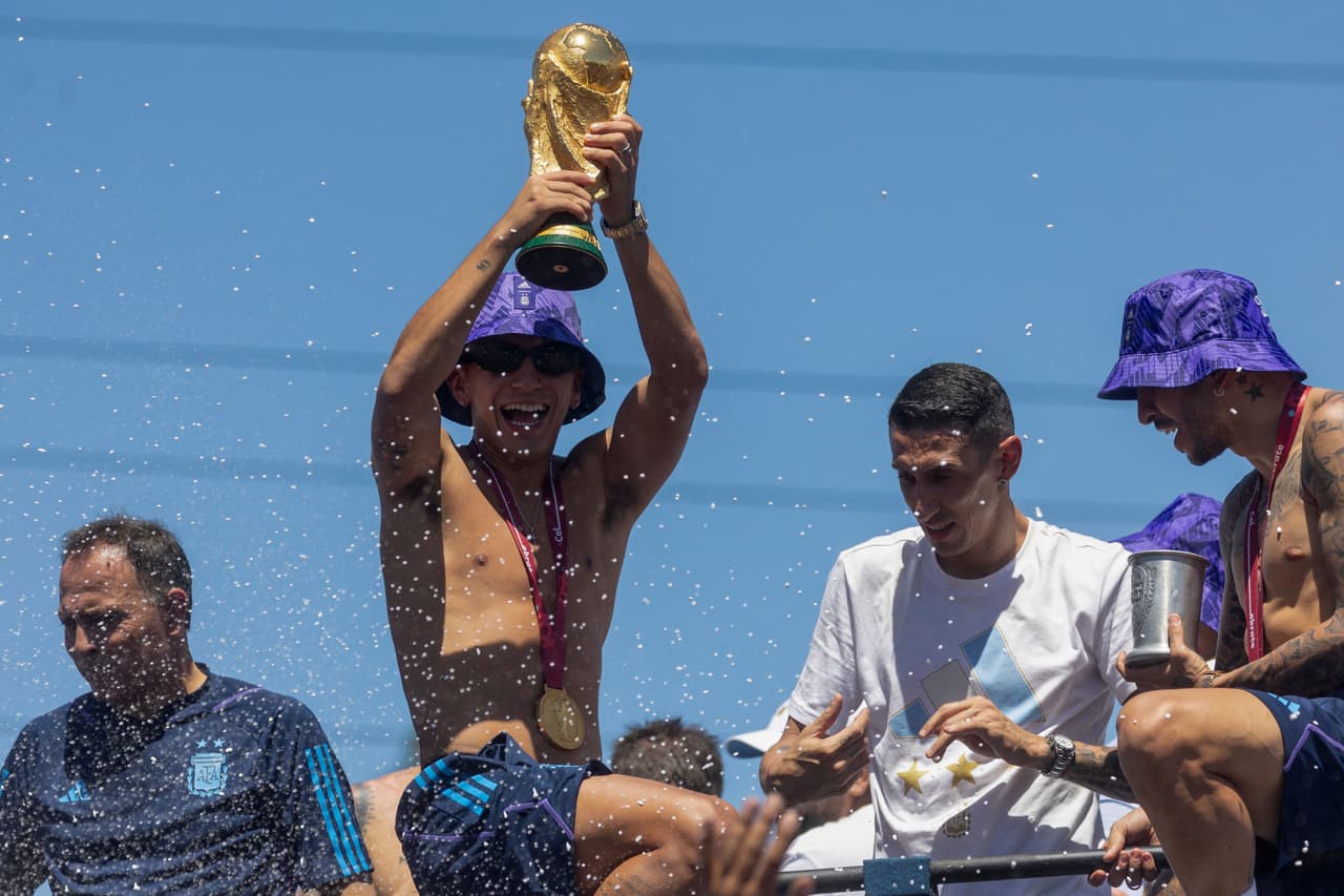 Festejos de la selección argentina en Buenos Aires tras ganar el Mundial Qatar 2022.