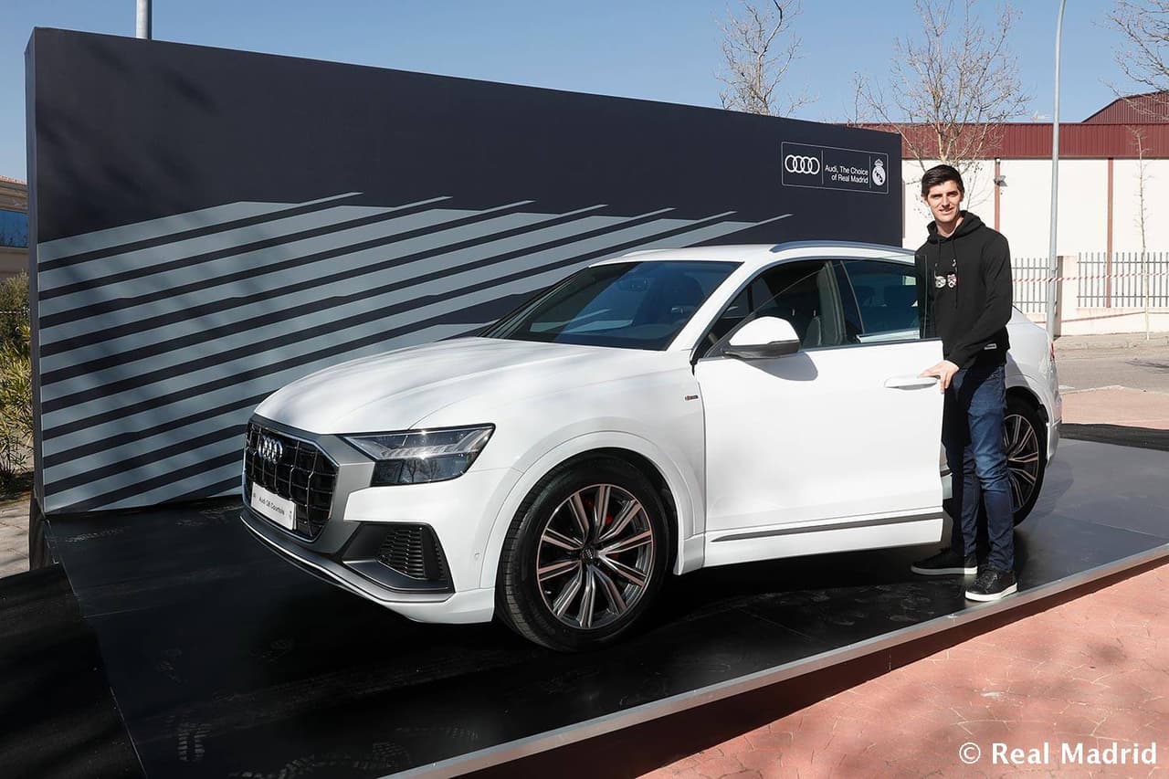 Los jugadores profesionales del Real Madrid recibieron este viernes su nuevo auto Audi. Entre sus máximas figuras, Sergio Ramos eligió una A8 50 TDI, Gareth Bale un e-tron 55, Marcelo un A7 Sportback 50 TDI y Karim Benzema una Q8 50 TDI al igual que Vinicus Jr.