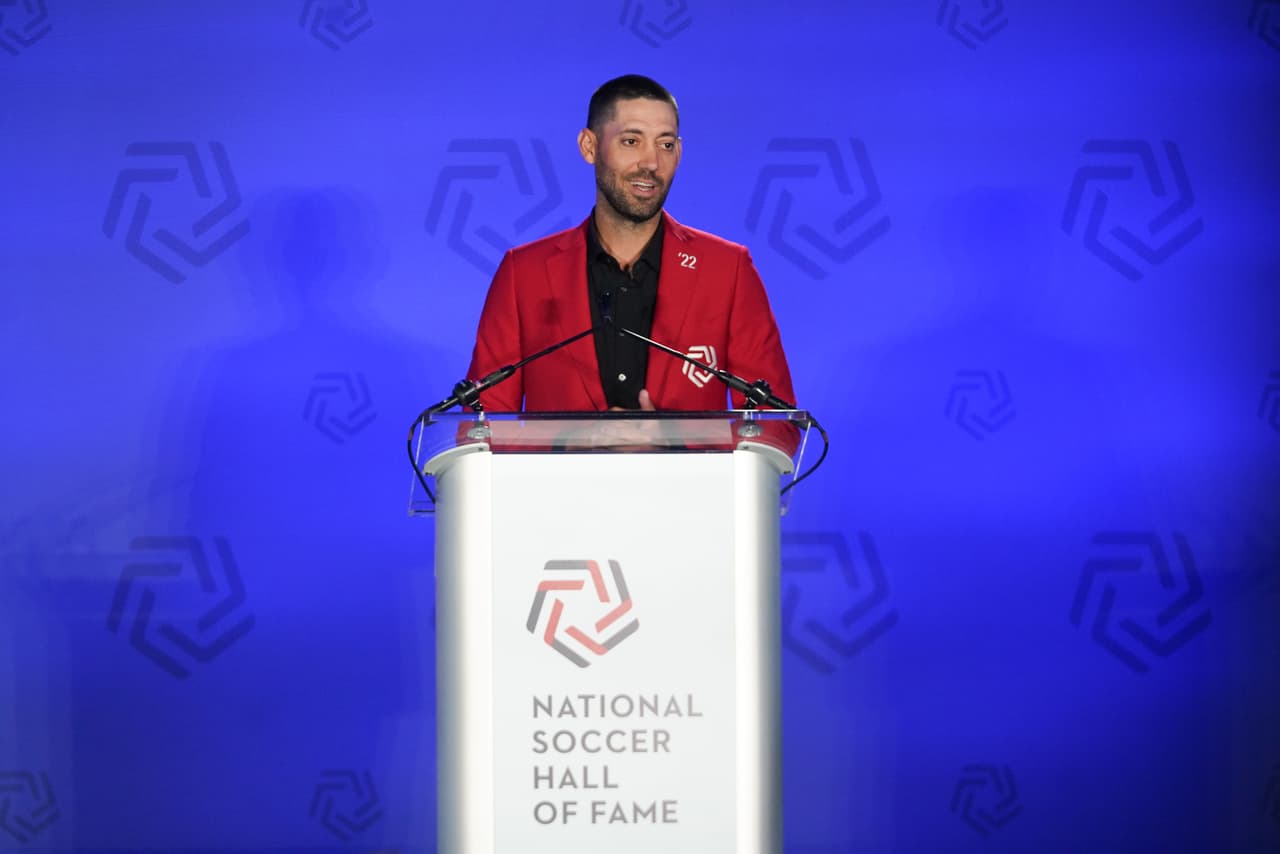 Dempsey comparte con Landon Donovan la marca como máximo goleador histórico de la selección de Estados Unidos, con 57 tantos.
<br>