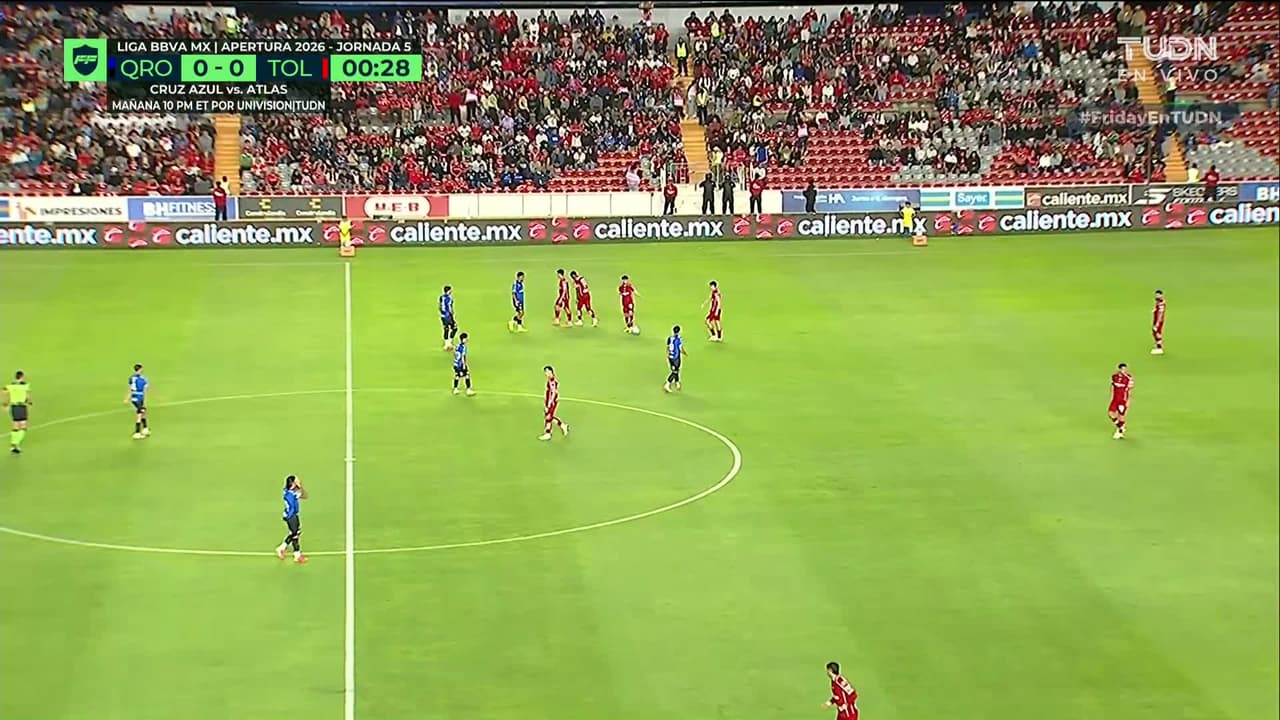 Arranca el partido y la pelota está en juego.
