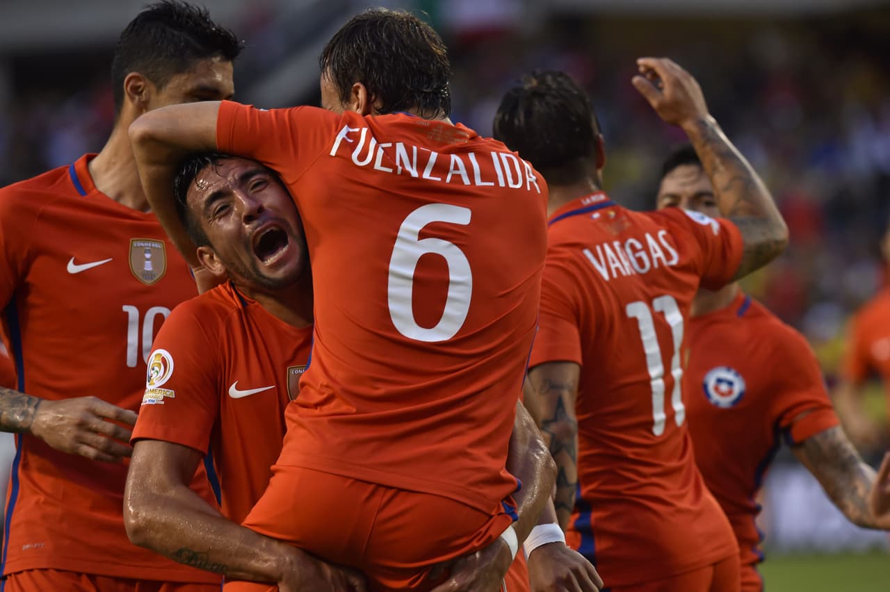 José Fuenzalida de Chile repitió la formula, un rebote del palo con la derecha, el segundo y definitivo gol.