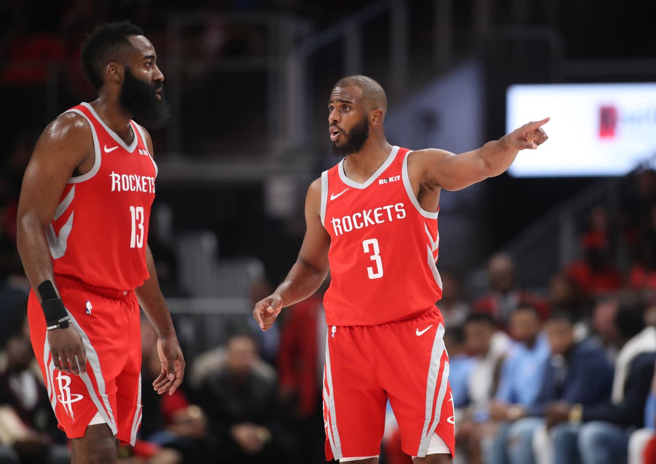 James Harden encabezó el ataque de Houston con 31 puntos y 10 asistencias, aunque Clint Capela lo reforzó con 26 tantos y 11 rebotes. Por Atlanta el mejor fue el novato Trae Young con 21 unidades y 12 asistencias.