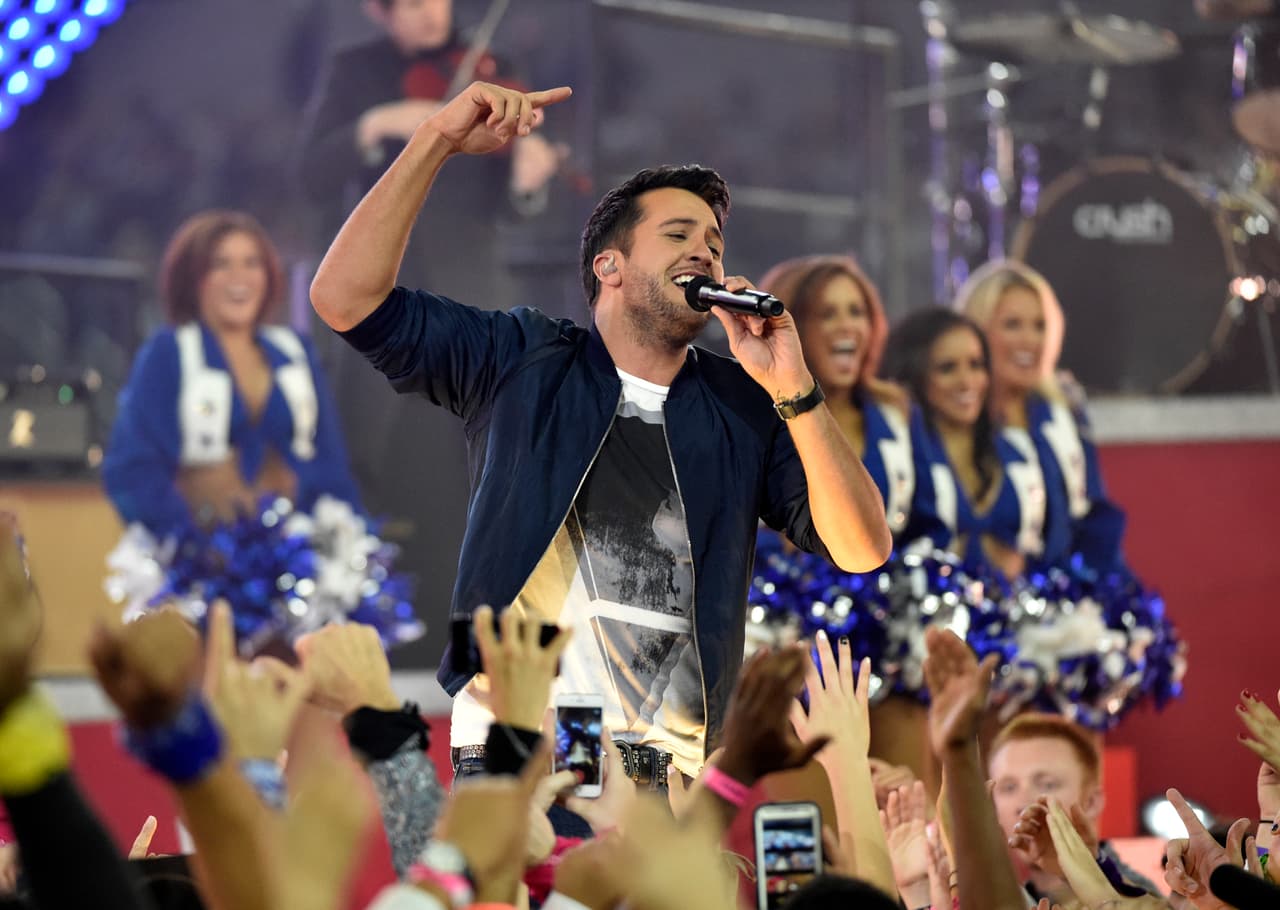 El estelar cantante de música country, Luke Bryan, realizó un gran espectáculo de medio tiempo en el juego de Thanksgiving entre los Cowboys y los Panthers, aquí las mejores imágenes.