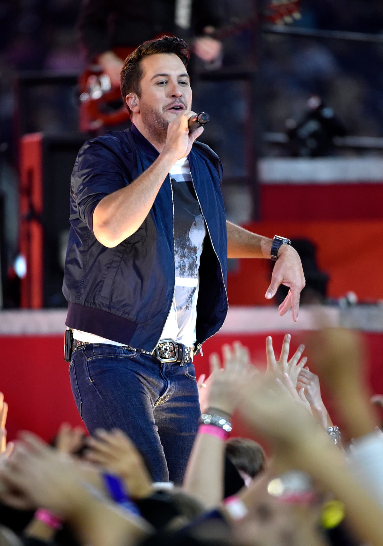 El estelar cantante de música country, Luke Bryan, realizó un gran espectáculo de medio tiempo en el juego de Thanksgiving entre los Cowboys y los Panthers, aquí las mejores imágenes.