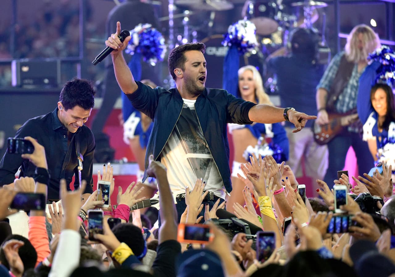 El estelar cantante de música country, Luke Bryan, realizó un gran espectáculo de medio tiempo en el juego de Thanksgiving entre los Cowboys y los Panthers, aquí las mejores imágenes.