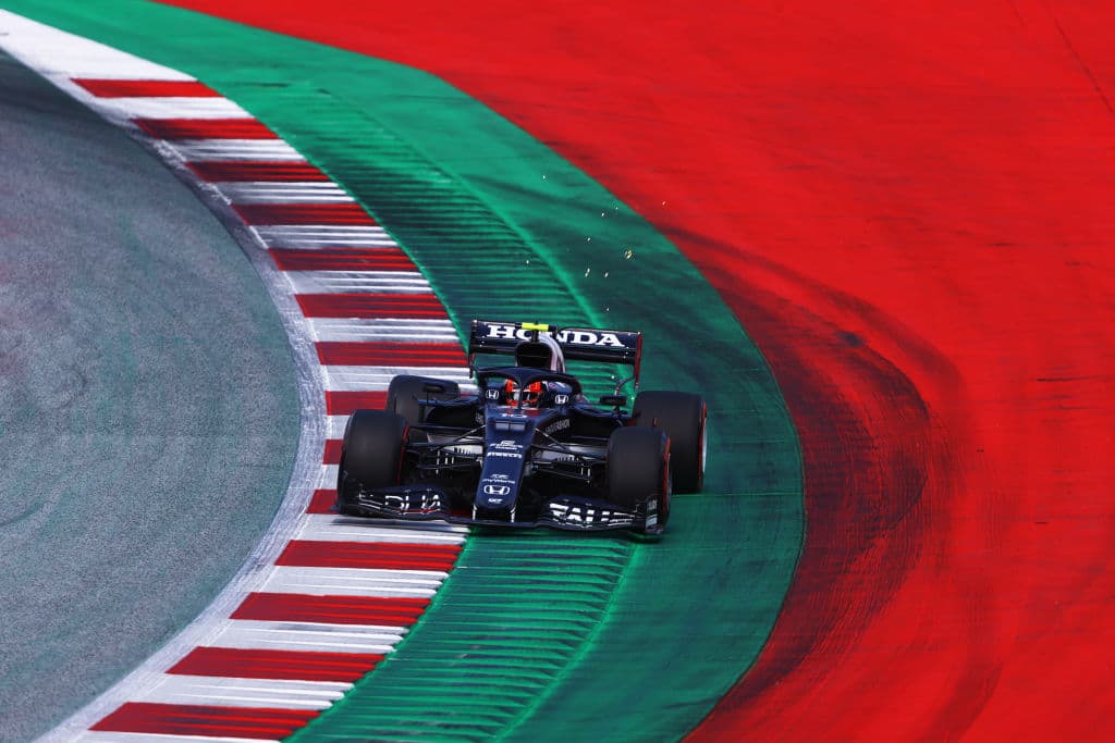 Max Verstappen 1:03.841, Valtteri Botas 1:04.035 y Lewis Hamilton 1:04.067 fueron los tres pilotos que saldrán al frente el día de mañana en Austria.
