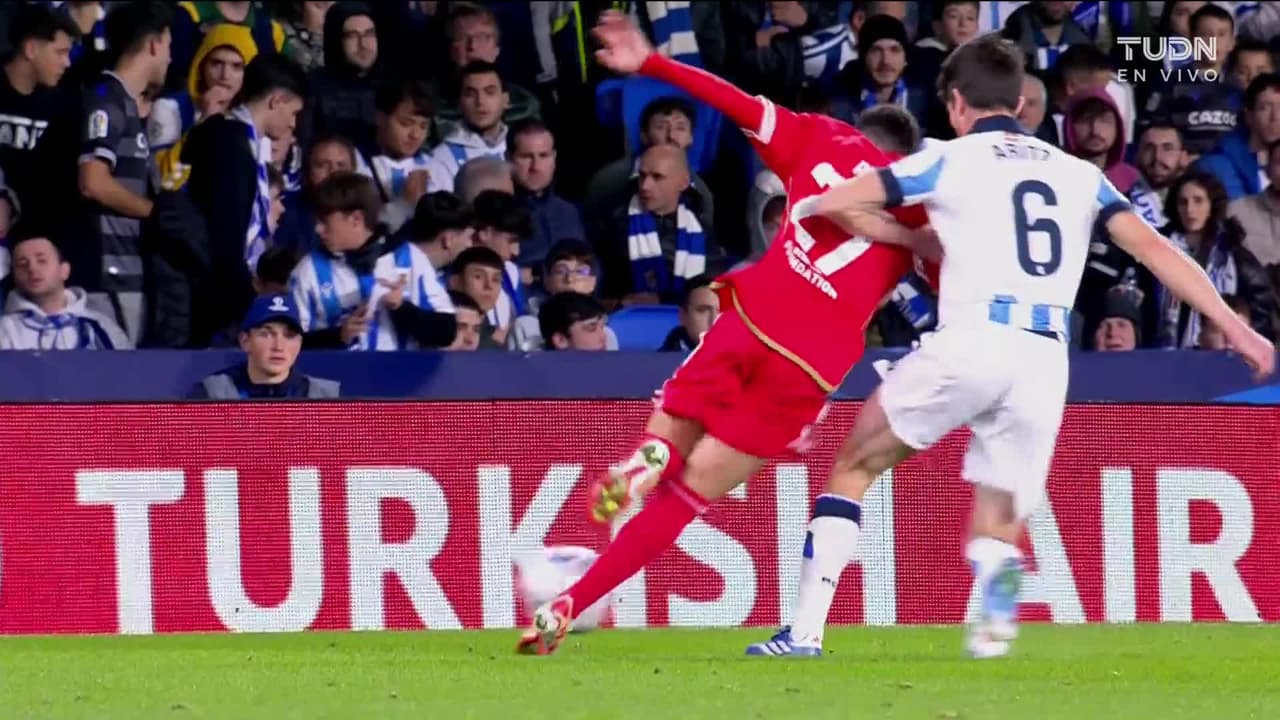 ¡GOL!  anota para Real Sociedad. Mikel Oyarzabal