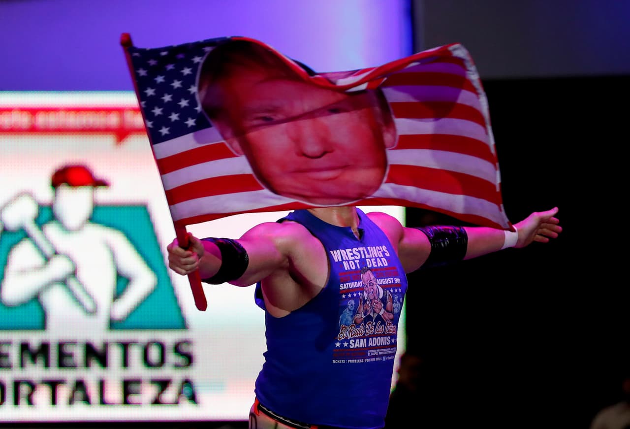 Efectivamente llevó la bandera estadounidense pero le agregó el rostro de Trump en el centro, por lo que los abucheos no se hacen esperar en cada combate de Sam Adonis.