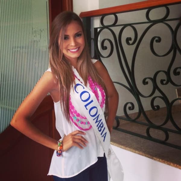 Karin Jiménez, es la bella esposa del jugador colombiano, Santiago Arias. La modelo es sin duda una de las wag’s más espectaculares de la Copa América.